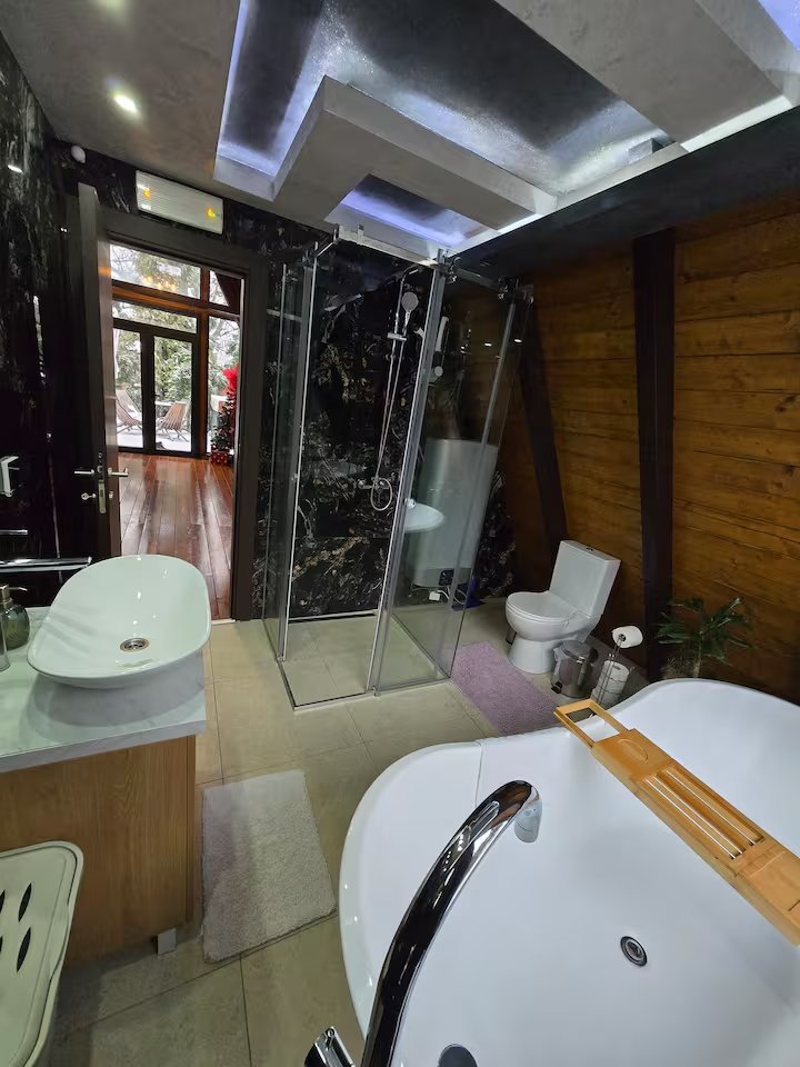 Bathroom with glass walls and panoramic nature views